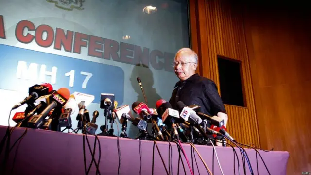 Thủ tướng Malaysia Najib Razak bước vào cuộc họp báo về vụ MH17 sáng sớm 18/7 giờ Kuala Lumpur với gương mặt vô cùng buồn bã.