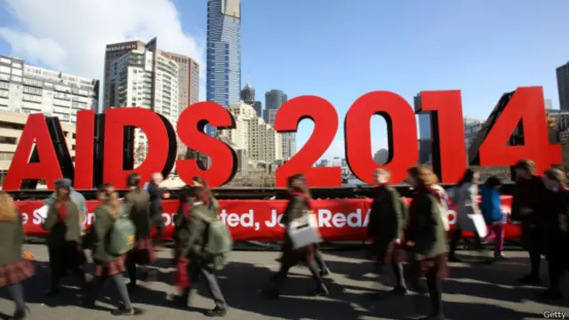 澳大利亚媒体说，马航坠毁客机上有一些乘客原本打算转道墨尔本出席艾滋病会议。