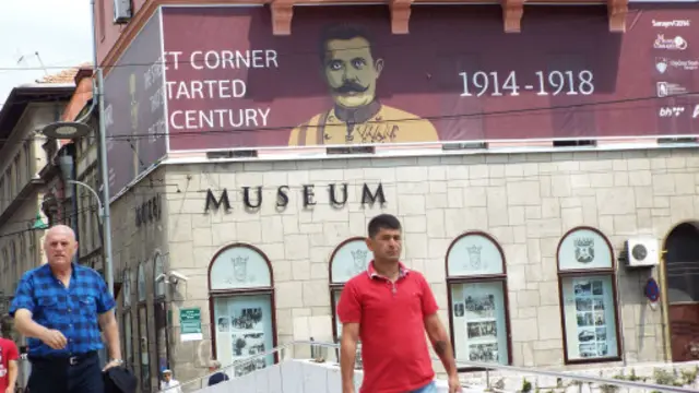 له دې ځایه پرنسیپ د اتریش پر شهزاده ډزې وکړې او هغه ودانۍ چې دی یې مخې ته راولوېد، د لومړۍ نړیوالې جګړې موزیم شو