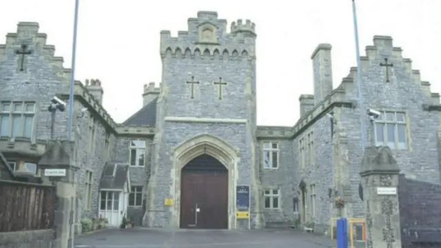 退役的HMP Kingston监狱。壮观的古堡建筑，厚实的橡木大拱门，让你误以为撞到了哪个贵族老爷的城堡一点不夸张。