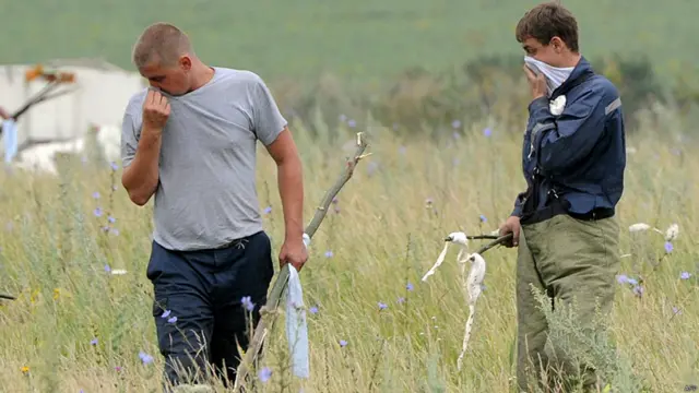 Một nam tiếp viên của Malaysia Airlines đã đổi lịch làm với đồng nghiệp để bay đúng chuyến bay xấu số MH17 vài tháng sau khi chính vợ ông (cũng là tiếp viên hãng hàng không này) thoát chết vì đổi ca làm nên không bay chuyến bay MH370. Sanjid Singh là một trong số người thuộc phi hành đoàn của chuyến bay từ Amsterdam tới Kuala Lumpur chở 298 người.