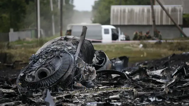 Xác máy bay Boeing 777 của Malaysia Airlines, gần làng Grabovo, Donetsk ngày 18/7. Đang có đòi hỏi có điều tra quốc tế vì sao máy bay bị bắn hạ, khiến 298 người chết.