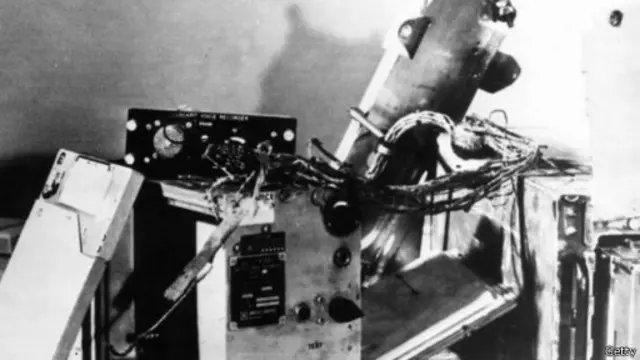 تظهر هذه الصورة جهاز الصندوق الأسود الذي عثر عليه في حطام طائرة الركاب الليبية في الرحلة رقم 114