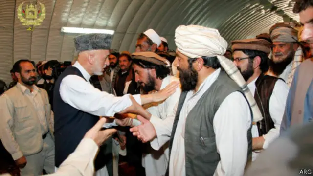 ايمل فيضي بي بي سي ته وويل ولسمشر له هغه سړي سره په غېږ روغبړ وکړ چې پنځه زامن يې په هغه پېښه کې وژل شوي و.