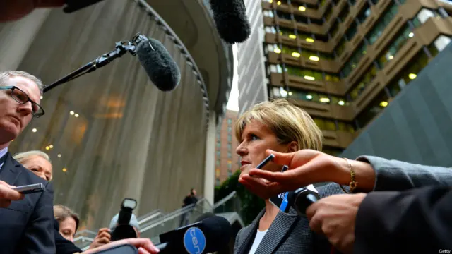 آسٹریلین وزیِرخارجہ جولی بشپ نے آسٹریلیا میں موجود روسی سفیر سے ملاقات کی اور ان سے مطالبہ کیا کہ روسی حکومت تحقیقات میں تعاون کرے۔ 