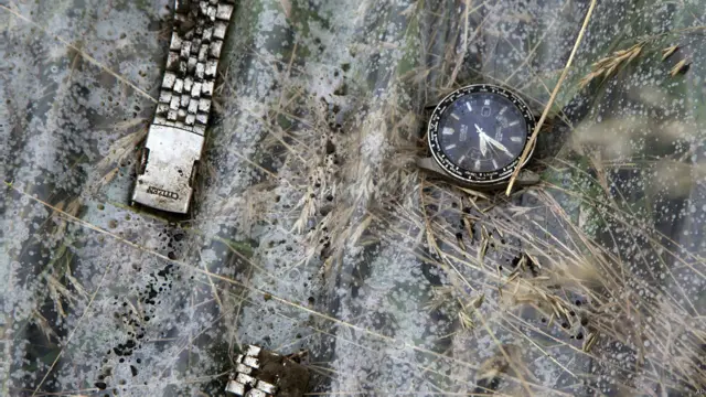 घटनास्थल के नजदीक एक प्लास्टिक कवर पर एक टूटी हुई घड़ी पाई गई है.