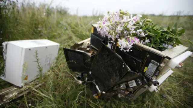 मलेलसियाली विमान दुर्घटनास्थलमा मृतकहरुका लागि अर्पित फुल