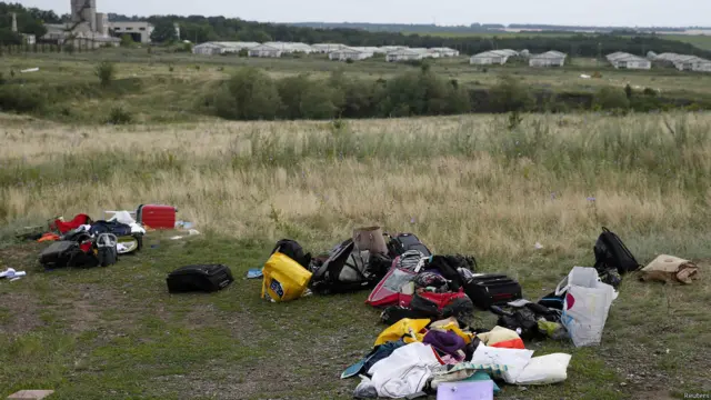 इस विमान का ज्यादातर हिस्सा जल कर राख हो गया है लेकिन दूर दूर तक फैले मलबे में कुछ सामान जरुर सही सलामत दिखाई दे रहा है.