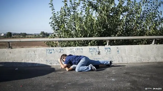 اسرائيلي يختبئ من صاروخ فلسطيني