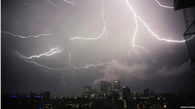 لندن کے آسمان پر دو گھنٹوں میں تین ہزار دفعہ بجلی چمکنے کے واقعات ریکاڈ کیے گئے۔