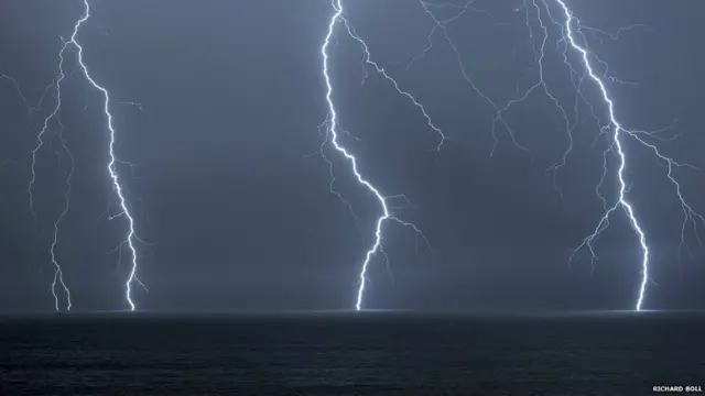 انگلینڈ کے جنوب مشرقی علاقے سسکیس میں بھی بجلی دیکھی گئی۔ 