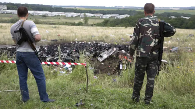 दुर्घटनस्थलको नियन्त्रण साधारण लुगा लगाएका विद्रोहीहरुको नियन्त्रणमा छ