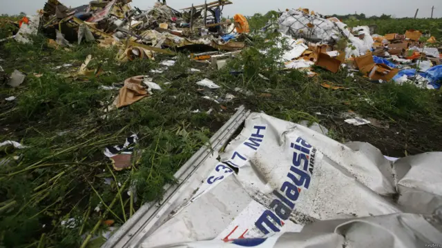 လေယာဉ် ဦးပိုင်း အကြွင်းအကျန်။ ဒုံးကျည်နဲ့ ပစ်ချသူ လက်သည် အဖြစ် ယူကရိန်းနဲ့ ရုရှား အပြန်အလှန် စွပ်စွဲနေ။