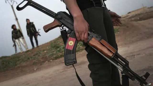 کرد سوریه با اسلحه