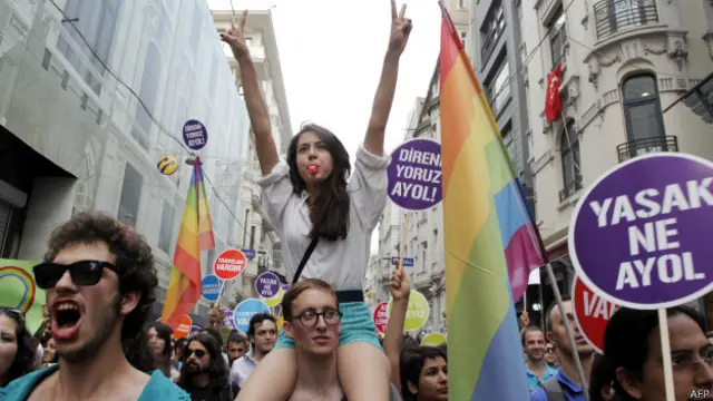 Широ терекасу періште порно комикстерді ұрады