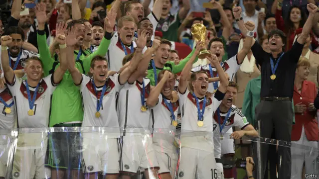 لام هو رابع قائد لمنتخب المانيا يرفع كأس العالم