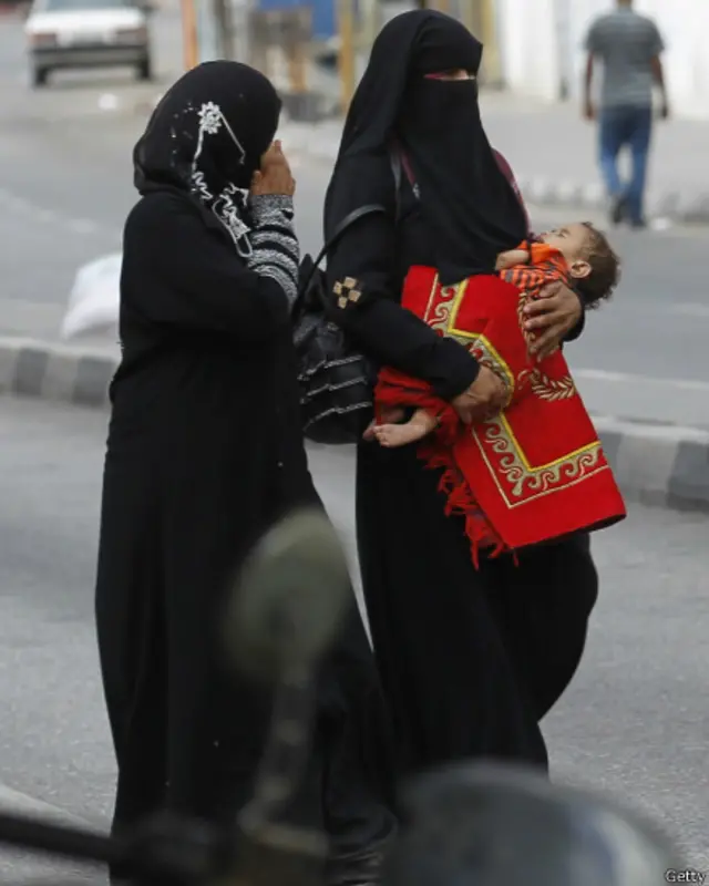  En la imagen, mujeres palestinas dejan su vecindario en Rafah, Gaza, en busca de un lugar más seguro tras la ofensiva terrestre de Israel. Crédito: Getty.