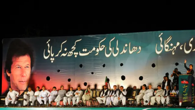 عمران خان کی جانب سے بات اب چار حلقوں کی دوبارہ گنتی تک محدود نہیں رہی، بلکہ اب تو مڈٹرم الیکشن کا مطالبہ کیا جا رہا ہے