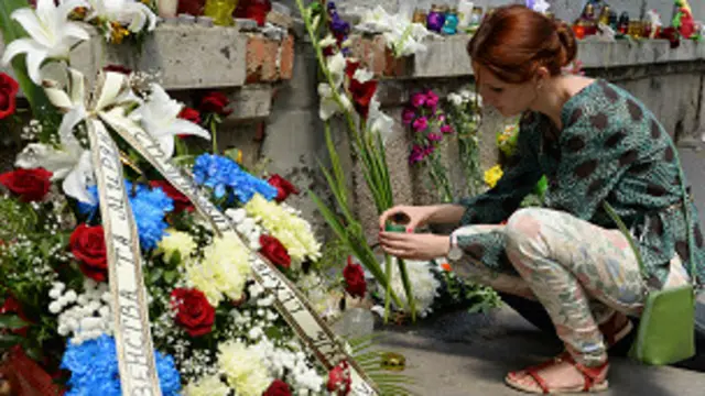 د هالنډ په يو شمېر ښارونو کې ملي بيرغ نيم ځوړند دی او خلک د خواخوږۍ په موخه د ګلو ګېډۍ ږدي