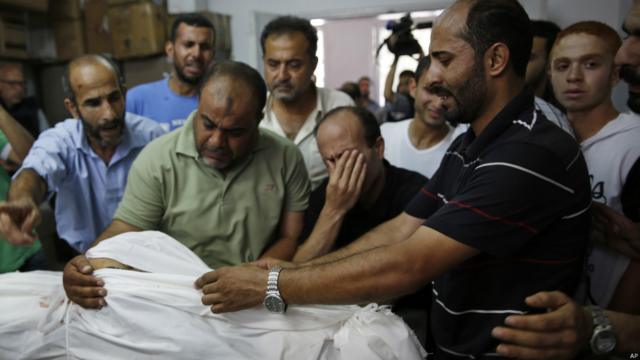 En la imagen, familiares de Abu Tawela junto al cuerpo de éste. Crédito: AP.