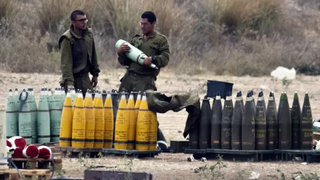 Un soldado israelí carga un proyectil junto a una unidad móvil de artillería, este viernes.