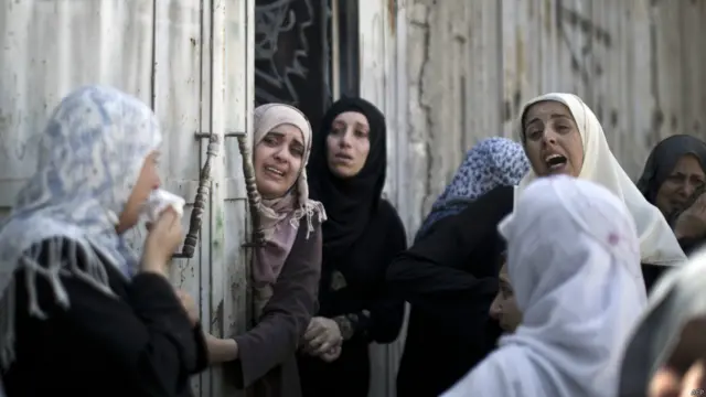  En la imagen, familiares lloran en el funeral de Rani Abu Tawila, muerto en los ataques este viernes. Crédito: AFP.