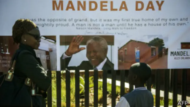 မန်ဒဲလားနေ့မှာ သူနေခဲ့တဲ့ နေအိမ်ကို အချို့က အလည် လာရောက်ကြ။