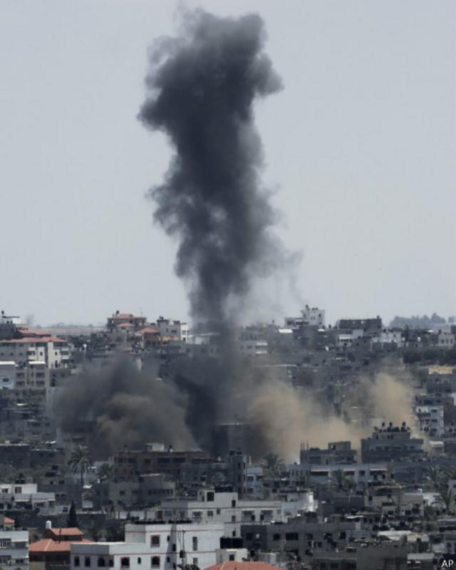  En la imagen, humo en la ciudad de Gaza este viernes, tras un ataque del ejército de Israel. Credito: AP.