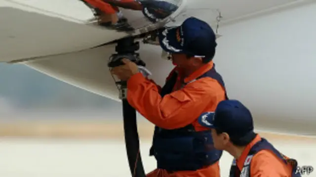 Operarios recargando combustible en un avión (archivo)