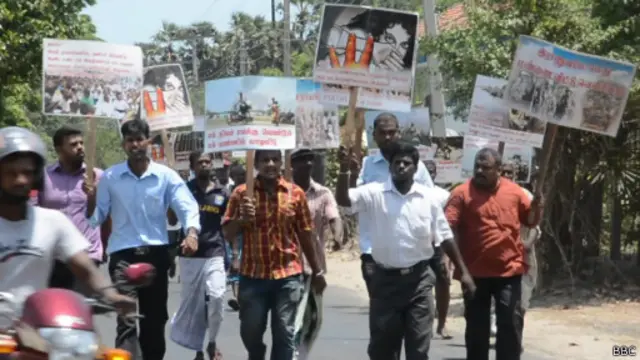 දුෂණ සැකකරු අත්අඩංගුවට ගන්නා ලෙස ඉල්ලමින් උද්ඝෝෂණයේ යෙදෙන කරෙයිනගර් වැසියෝ