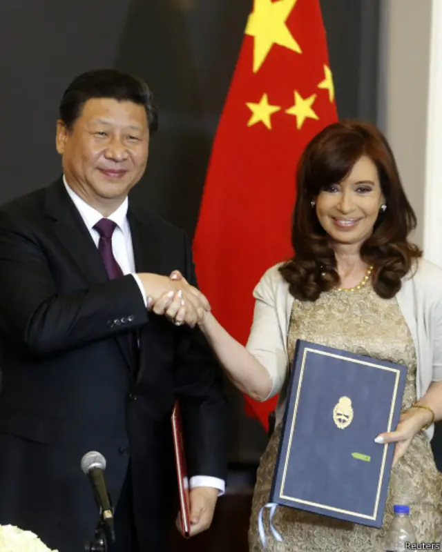 习近平与阿根廷总统费尔南德斯在布宜诺斯艾利斯签署协议