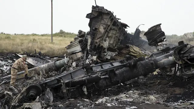 Un rebelde prorruso observa la zona del desastre aéreo