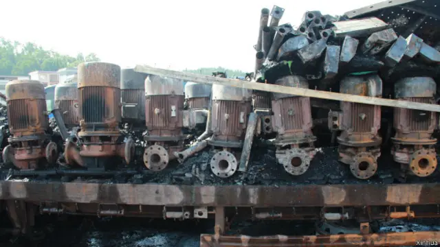 车辆被烧得仅剩铁架，5车受损严重。