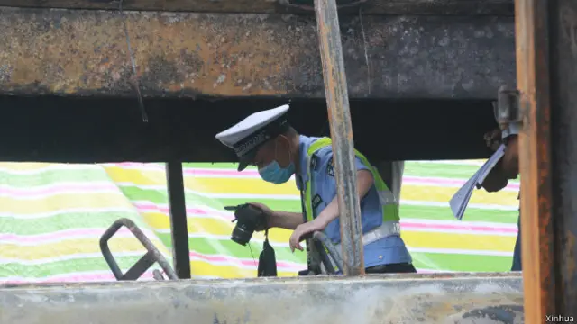 现场救援指挥部通报说，事故共造成5车烧毁