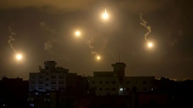 استمرت الهجمات الاسرائيلية ليلا، وارتفع عدد القتلى في غزة إلى 311 قتيلا. 