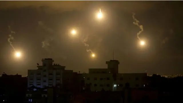 Pháo sáng bao phủ bầu trời Gaza đêm 18/7