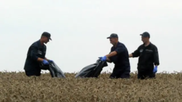 पूर्वी युक्रेनमा दुर्घटनाग्रस्त विमानका भग्नावशेष वरपरबाट शबहरु निकाल्दै उद्दारकर्ताहरु