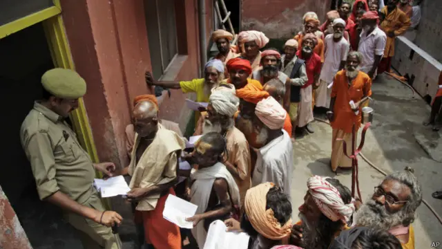 سینچر کو راکھی کے دن امرناتھ یاترا کے اختتام کے بعد سکیورٹی اہلکار واپس ہور ہے تھے