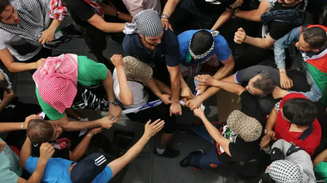 برسلز میں ایک ریلی میں اسرائیلی جھنڈے کو پھاڑا گیا۔