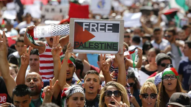 فرانس کے شہر مارسیل میں بھی فلسطین کی آزادی اور اسرائیلی فوجی کارروائی روکنے کا مطالبہ کیا گیا۔