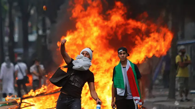 فرانسیسی دارالحکومت میں ریلی کے حوالے سے پابندی کے باوجود لوگوں نے اسرائیل کے خلاف مظاہرہ کیا جس میں رائٹ پولیس کو مداخلت کرنی پڑی۔