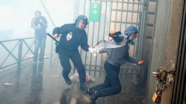 پیرس میں ایک فلسطین حامی شخص رائٹ پولیس سے بچنے کی کوشش کر رہا ہے۔ 