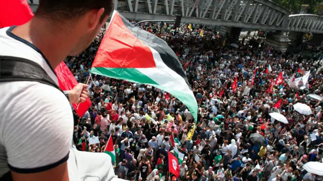 پیرس میں نکالی گئی ریلی اس سلسلے میں جاری ریلیوں میں بڑی ریلیوں میں سے ایک تھی۔