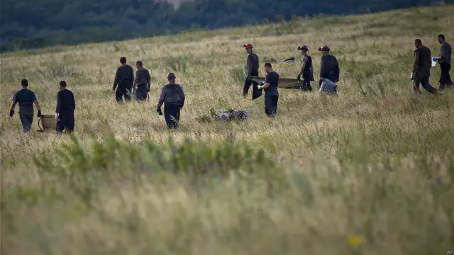 Rescatistas y mineros ucranianos buscan restos cerca de la aldea de Hrabove