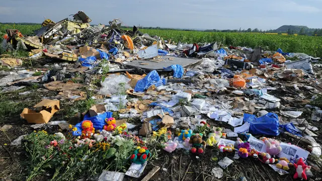 Flores y juguetes entre los escombros