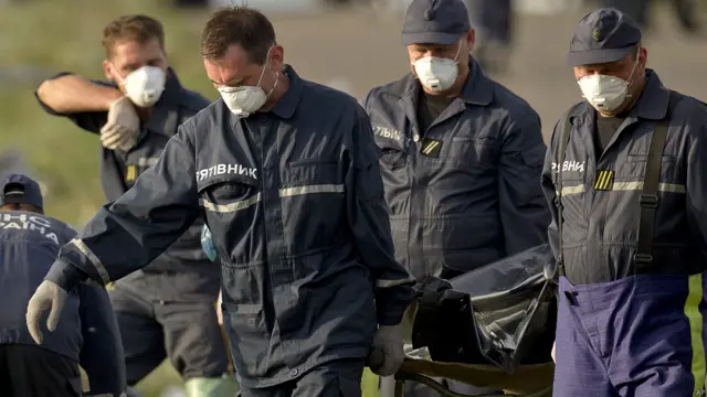 Rescatistas llevan restos de víctimas