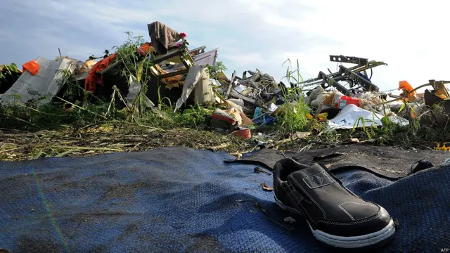 Un zapato entre los restos