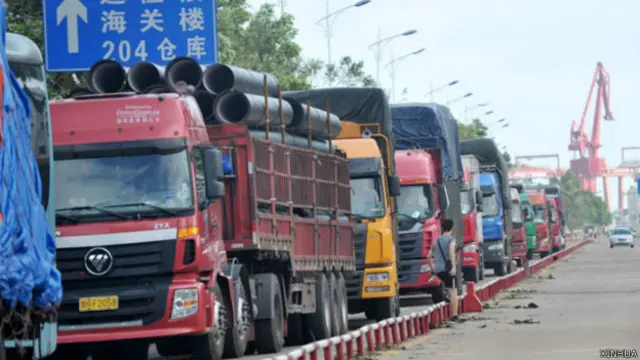過海汽車等待從海口秀英港過海前往廣東湛江（新華社圖片20/7/2014）