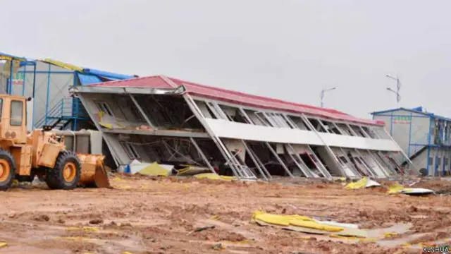 廣西北海市北海大道一座建築工地板房在颱風中傾倒（新華社圖片19/7/2014）