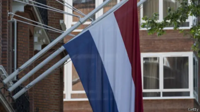 Bandera a media asta